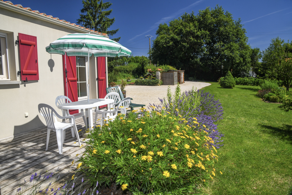 La terrasse fleurie du gîte puy du fou