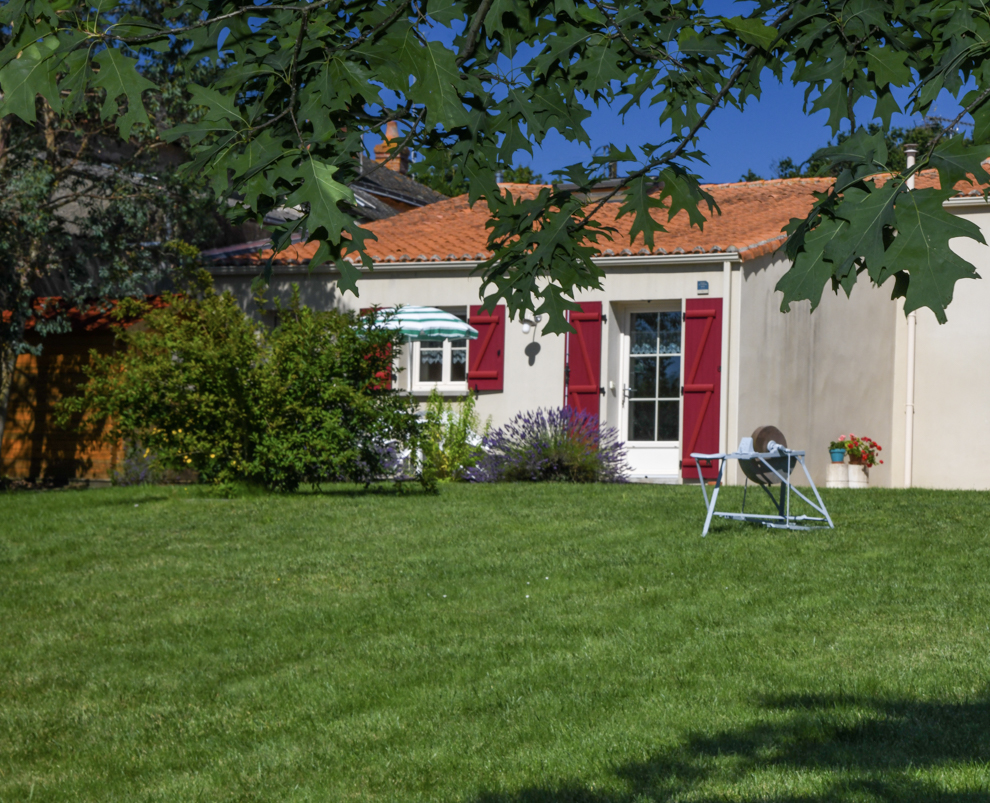 Gîte vu du jardin proche du puy du fou