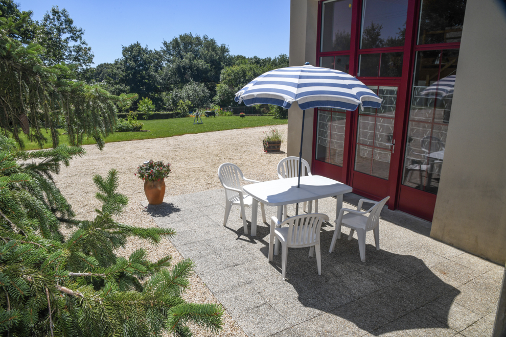 La terrasse avec salon de jardin gite puy du fou