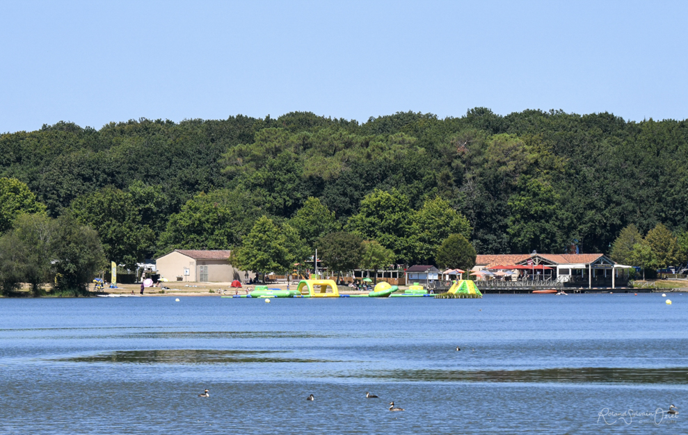 Lac de la Tricherie, la plage, le splash game et les balades en pédalo