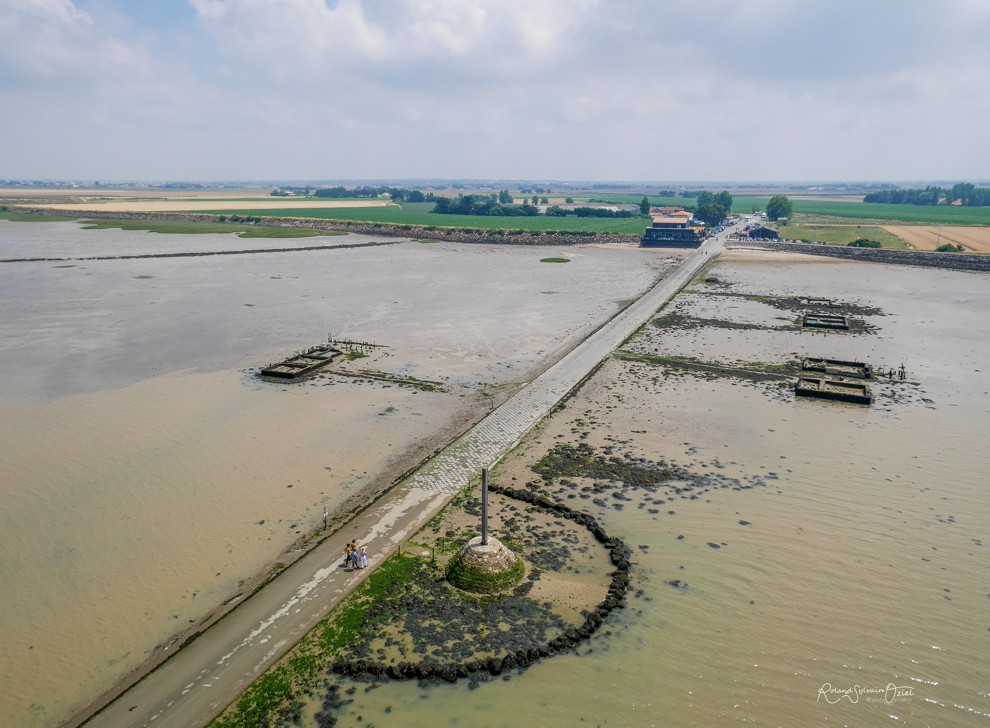 Le Passage du Gois vue aérienne et les nombreux pilones abris de sécurité