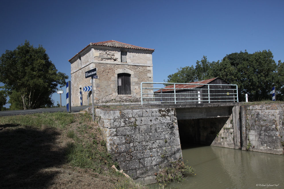 Ecluse sur les canaux du marais dans le Marais Poitevin