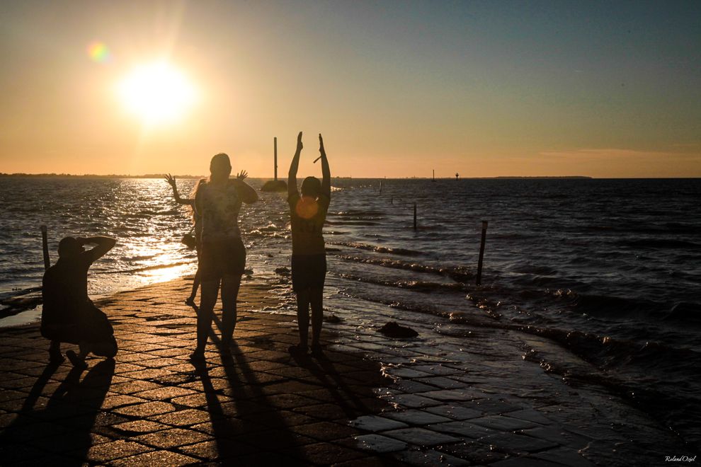 Photos et selfies à la marée montante sur le passage du gois